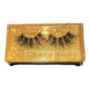 Dramatic lashes with red and green star shaped sparkles. Comes w/ magnetic pen.